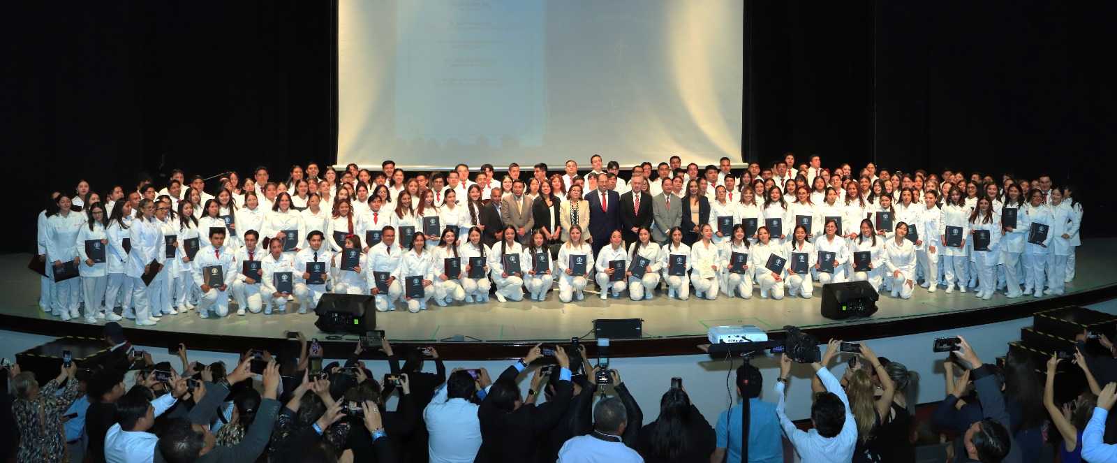 Rinden Juramento Ético Médico, 180 egresados de Ciencias de la Salud UATx